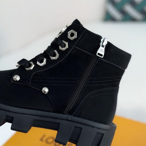 LOUIS VUITTON Round toe lace-up boots