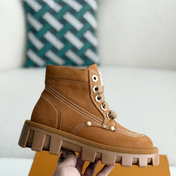 LOUIS VUITTON Round toe lace-up boots
