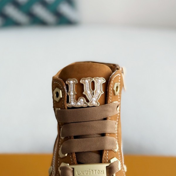LOUIS VUITTON Round toe lace-up boots