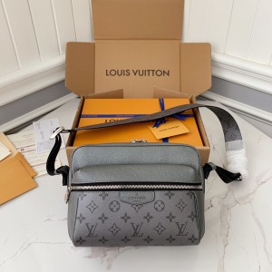 「#1079」Louis Vuitton OUTDOOR Men's Messenger bag M30830, 26 * 20 * 10.5cm