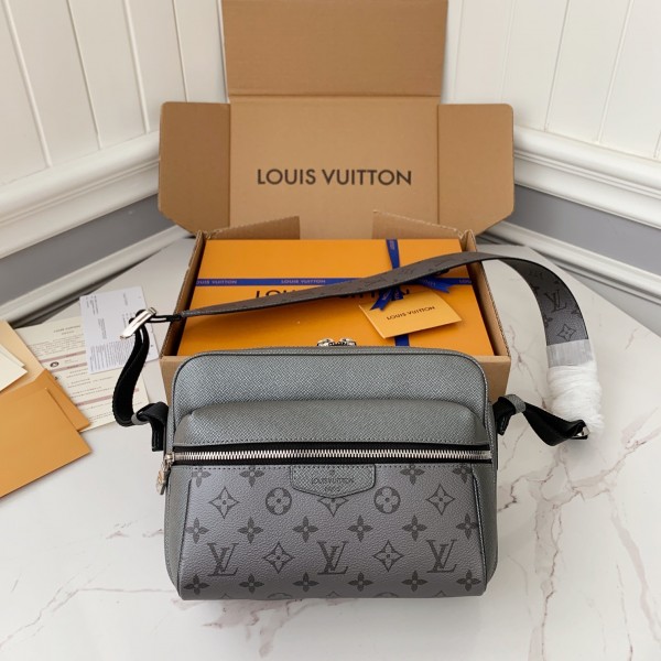 「#1079」Louis Vuitton OUTDOOR Men's Messenger bag M30830, 26 * 20 * 10.5cm