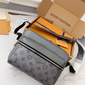 「#1079」Louis Vuitton OUTDOOR Men's Messenger bag M30830, 26 * 20 * 10.5cm