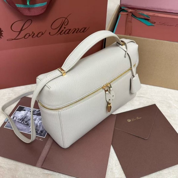 Loro Piana new white imported cowhide crossbody toiletry bag Size: 27*16*10cm