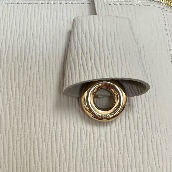 Loro Piana new white imported cowhide crossbody toiletry bag Size: 27*16*10cm