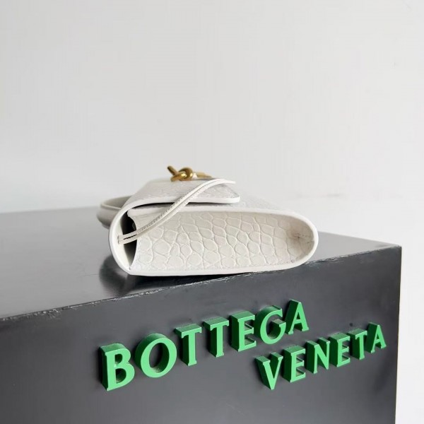 BOTTECA VENETA uses exquisite craftsmanship intreccio embossed imported cow leather evening clutch b