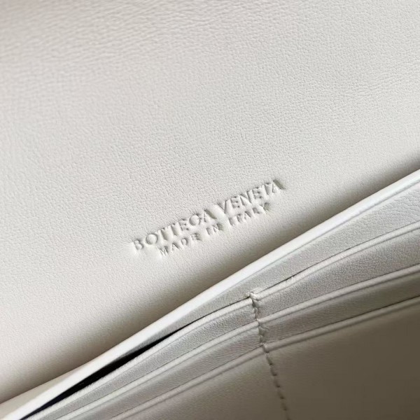 BOTTECA VENETA uses exquisite craftsmanship intreccio embossed imported cow leather evening clutch b