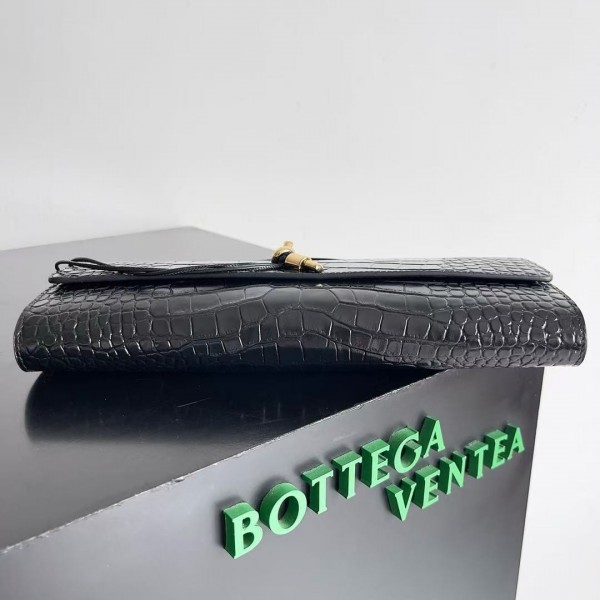 BOTTECA VENETA uses exquisite craftsmanship intreccio embossed imported cow leather evening clutch b