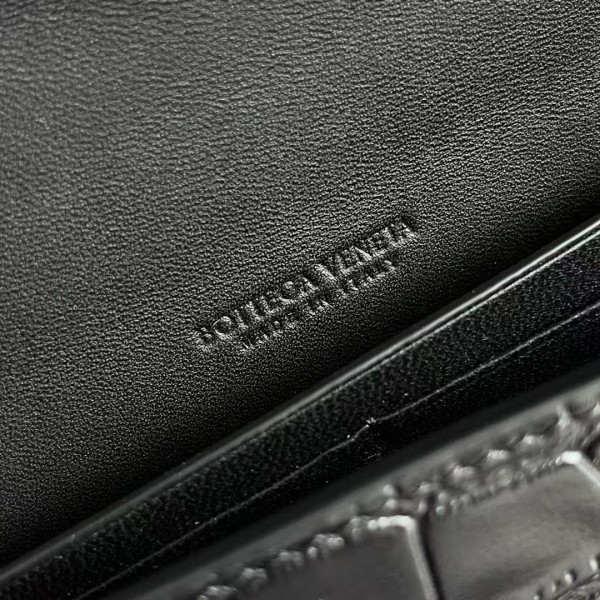 BOTTECA VENETA uses exquisite craftsmanship intreccio embossed imported cow leather evening clutch b