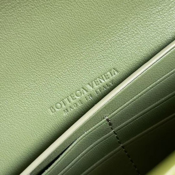 BOTTECA VENETA uses exquisite craftsmanship intreccio embossed imported cow leather evening clutch b