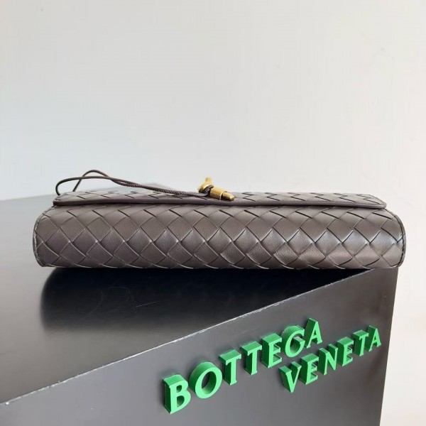 BOTTECA VENETA uses exquisite craftsmanship intreccio woven imported sheepskin evening clutch bag Si