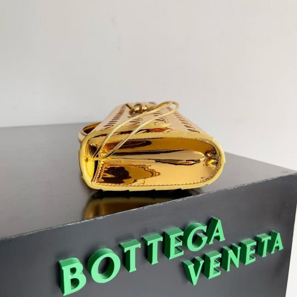 BOTTECA VENETA uses exquisite craftsmanship intreccio weaving imported lacquered cowhide leather eve