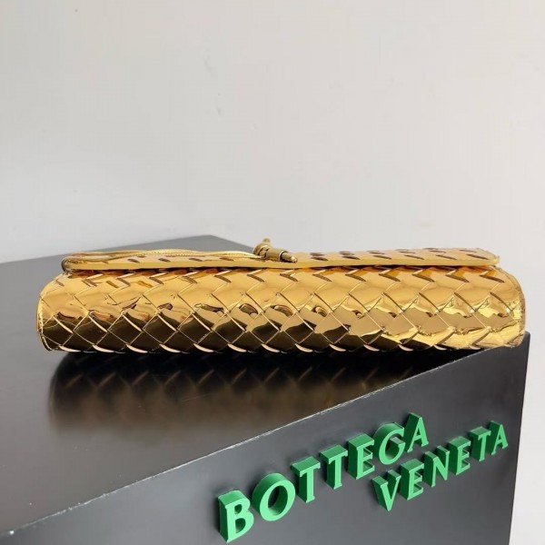 BOTTECA VENETA uses exquisite craftsmanship intreccio weaving imported lacquered cowhide leather eve