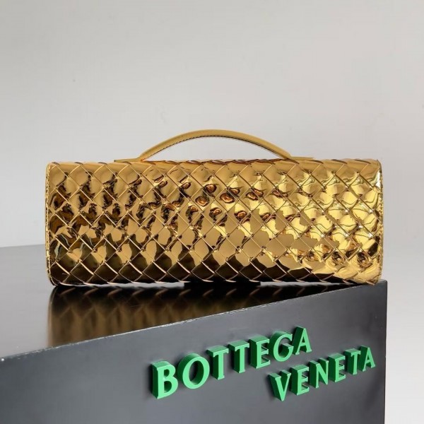 BOTTECA VENETA uses exquisite craftsmanship intreccio weaving imported lacquered cowhide leather eve