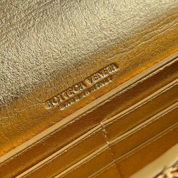 BOTTECA VENETA uses exquisite craftsmanship intreccio weaving imported lacquered cowhide leather eve