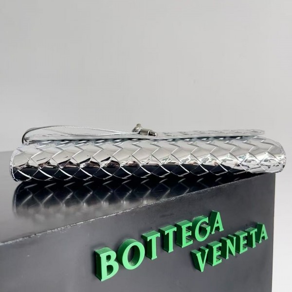 BOTTECA VENETA uses exquisite craftsmanship intreccio weaving imported lacquered cowhide leather eve