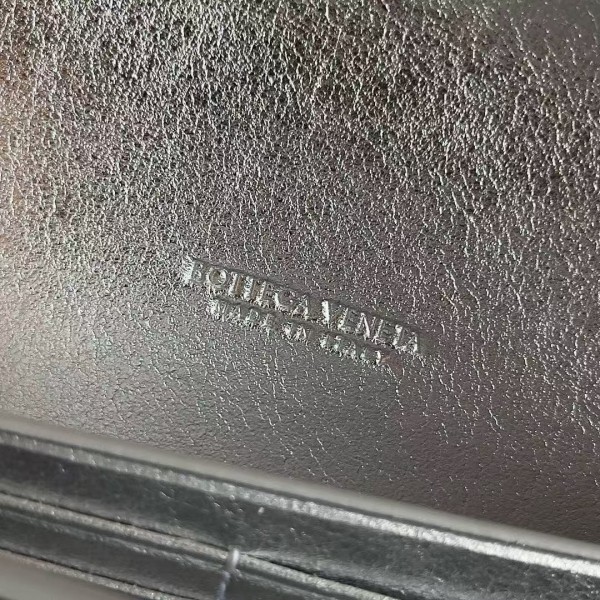 BOTTECA VENETA uses exquisite craftsmanship intreccio weaving imported lacquered cowhide leather eve