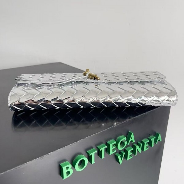 BOTTECA VENETA uses exquisite craftsmanship intreccio weaving imported lacquered cowhide leather eve