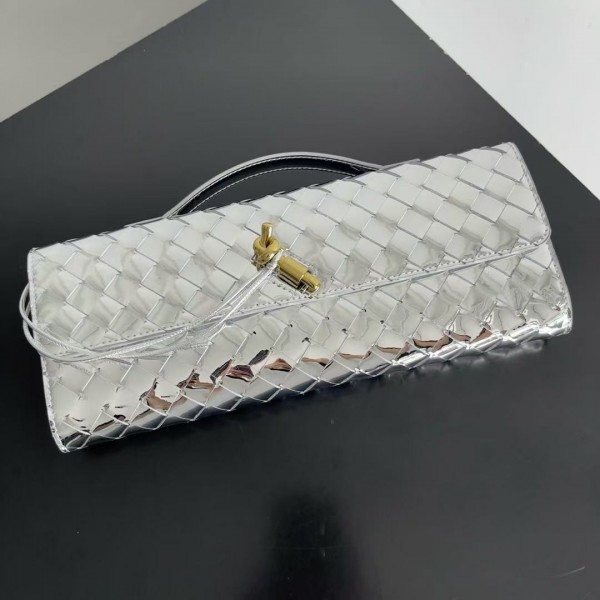 BOTTECA VENETA uses exquisite craftsmanship intreccio weaving imported lacquered cowhide leather eve