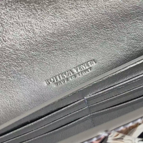 BOTTECA VENETA uses exquisite craftsmanship intreccio weaving imported lacquered cowhide leather eve