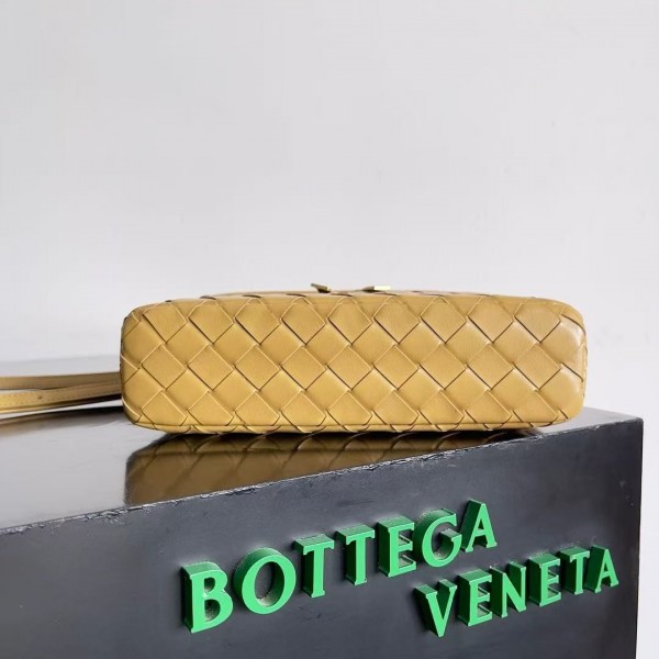 BOTTECA VENETA uses exquisite craftsmanship intreccio weaving imported sheepskin leather Crossbody t