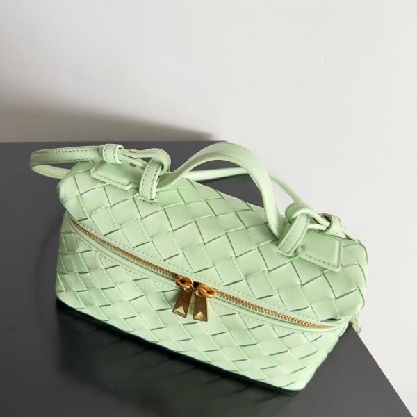 BOTTECA VENETA uses exquisite craftsmanship intreccio weaving imported sheepskin leather Crossbody t