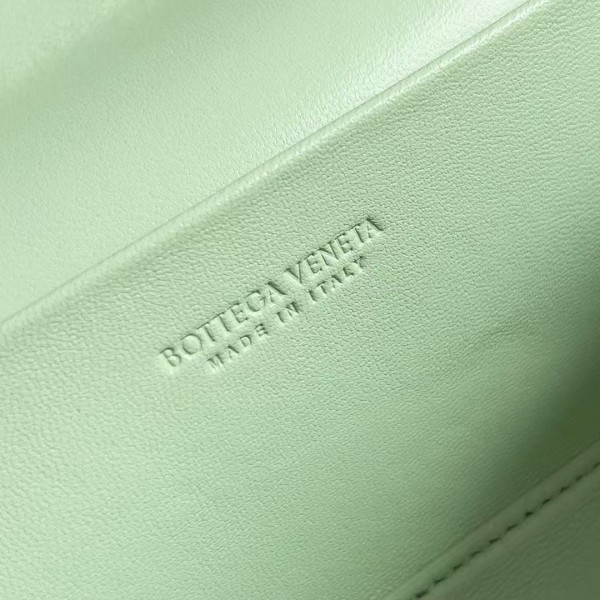 BOTTECA VENETA uses exquisite craftsmanship intreccio weaving imported sheepskin leather Crossbody t