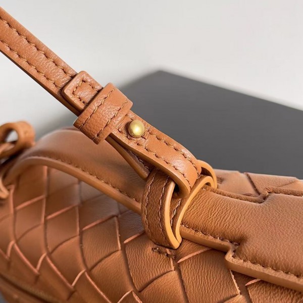 BOTTECA VENETA uses exquisite craftsmanship intreccio weaving imported sheepskin leather Crossbody t
