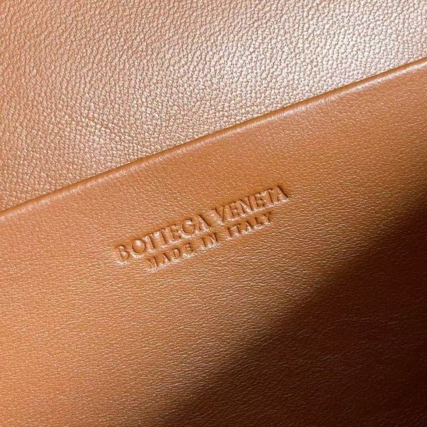 BOTTECA VENETA uses exquisite craftsmanship intreccio weaving imported sheepskin leather Crossbody t