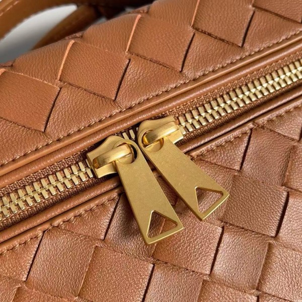 BOTTECA VENETA uses exquisite craftsmanship intreccio weaving imported sheepskin leather Crossbody t