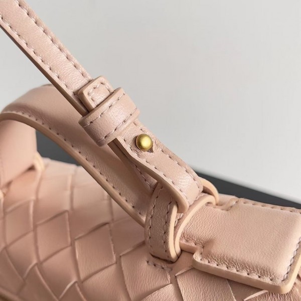 BOTTECA VENETA uses exquisite craftsmanship intreccio weaving imported sheepskin leather Crossbody t