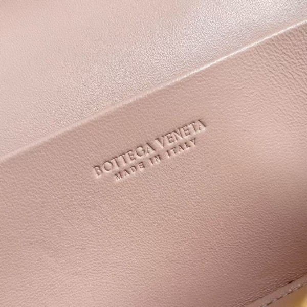 BOTTECA VENETA uses exquisite craftsmanship intreccio weaving imported sheepskin leather Crossbody t
