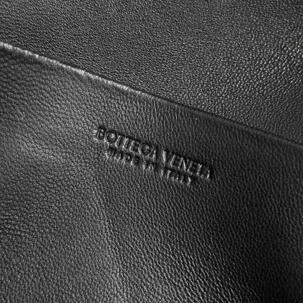 BOTTECA VENETA uses exquisite craftsmanship intreccio weaving imported sheepskin leather Crossbody t