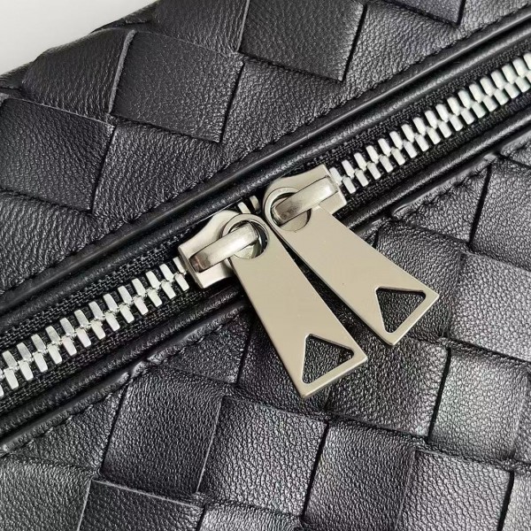 BOTTECA VENETA uses exquisite craftsmanship intreccio weaving imported sheepskin leather Crossbody t