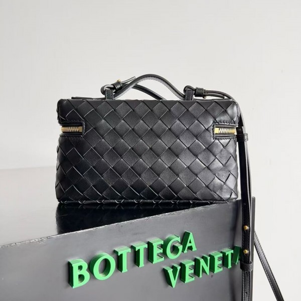 BOTTECA VENETA uses exquisite craftsmanship intreccio weaving imported sheepskin leather Crossbody t