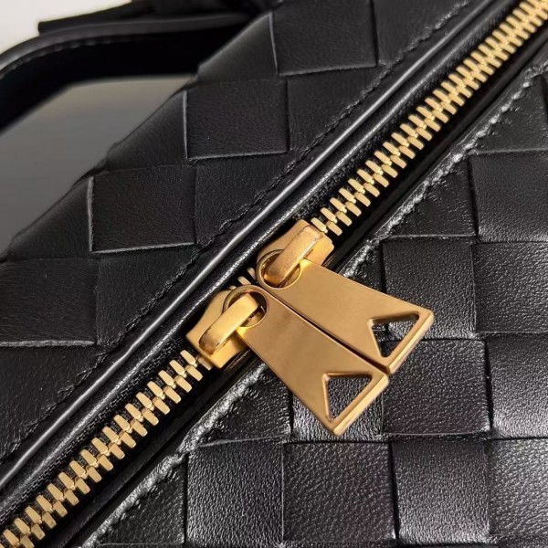 BOTTECA VENETA uses exquisite craftsmanship intreccio weaving imported sheepskin leather Crossbody t