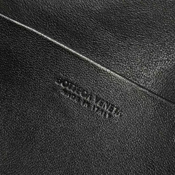BOTTECA VENETA uses exquisite craftsmanship intreccio weaving imported sheepskin leather Crossbody t