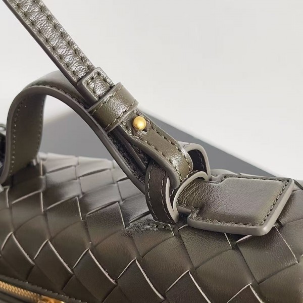 BOTTECA VENETA uses exquisite craftsmanship intreccio weaving imported sheepskin leather Crossbody t