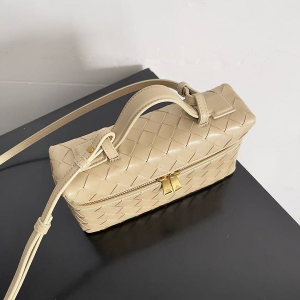 BOTTECA VENETA uses exquisite craftsmanship intreccio weaving imported sheepskin leather Crossbody t
