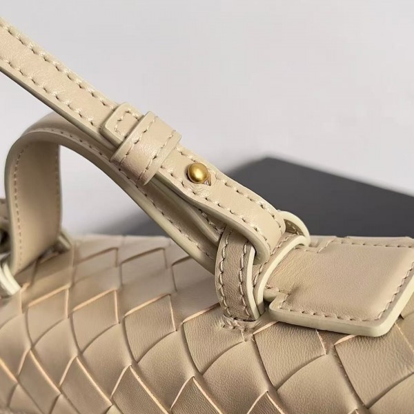 BOTTECA VENETA uses exquisite craftsmanship intreccio weaving imported sheepskin leather Crossbody t