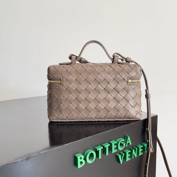 BOTTECA VENETA uses exquisite craftsmanship intreccio weaving imported sheepskin leather Crossbody t