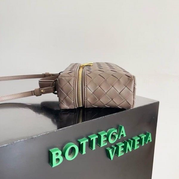 BOTTECA VENETA uses exquisite craftsmanship intreccio weaving imported sheepskin leather Crossbody t