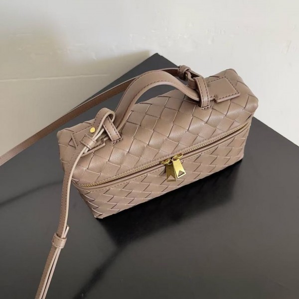 BOTTECA VENETA uses exquisite craftsmanship intreccio weaving imported sheepskin leather Crossbody t