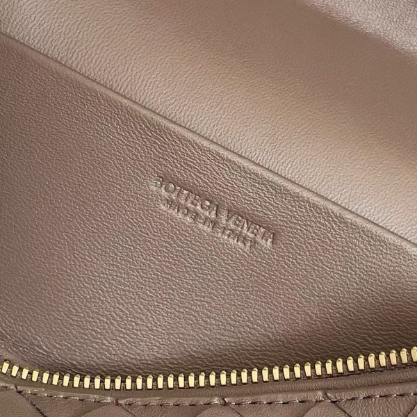 BOTTECA VENETA uses exquisite craftsmanship intreccio weaving imported sheepskin leather Crossbody t