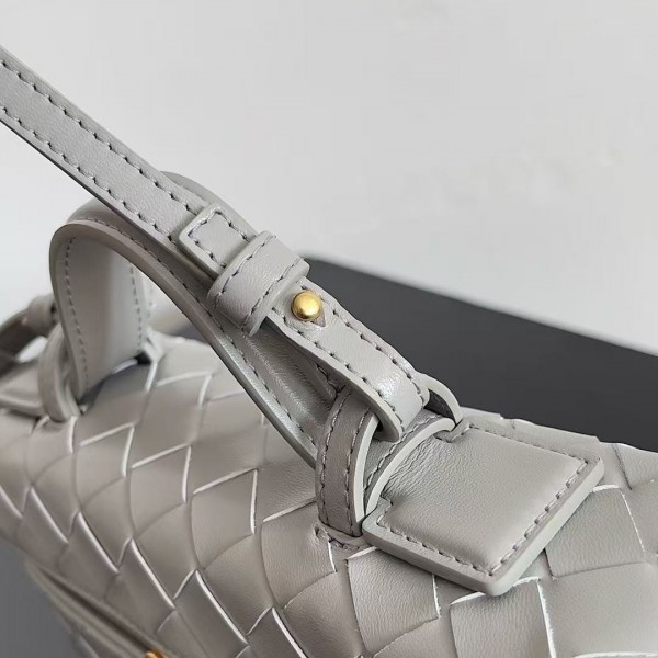 BOTTECA VENETA uses exquisite craftsmanship intreccio weaving imported sheepskin leather Crossbody t