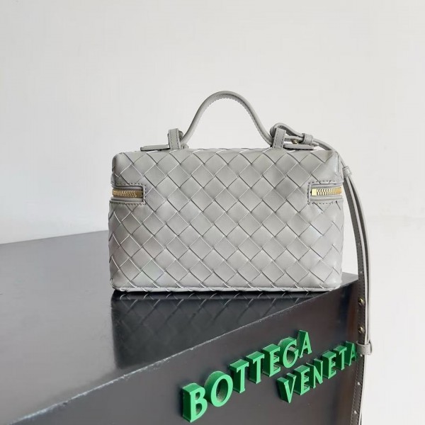 BOTTECA VENETA uses exquisite craftsmanship intreccio weaving imported sheepskin leather Crossbody t