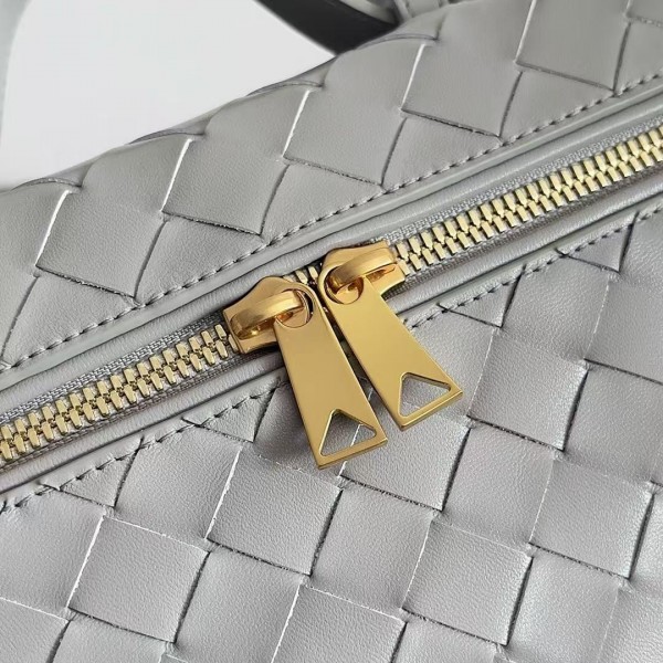 BOTTECA VENETA uses exquisite craftsmanship intreccio weaving imported sheepskin leather Crossbody t