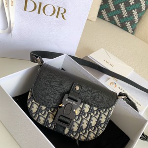 「#1388」Dior Essentials Saddle Carrying Bag (with shoulder straps) of top quality Size: 19.5 * 13 * 4.3cm