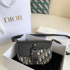 「#1388」Dior Essentials Saddle Carrying Bag (with shoulder straps) of top quality Size: 19.5 * 13 * 4.3cm