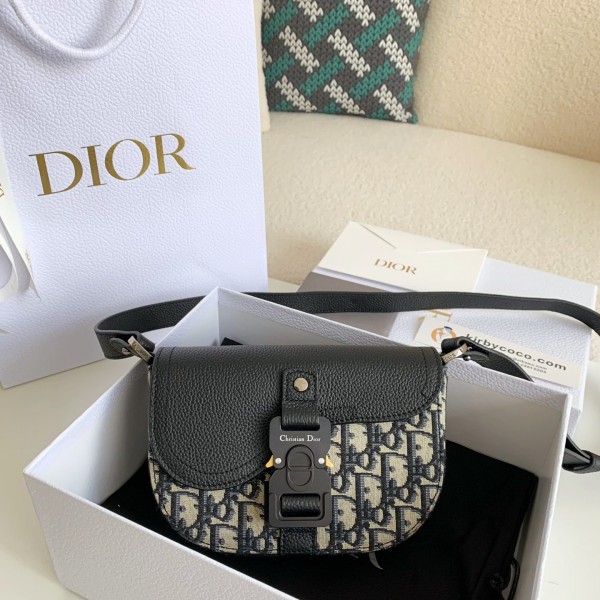 「#1388」Dior Essentials Saddle Carrying Bag (with shoulder straps) of top quality Size: 19.5 * 13 * 4.3cm