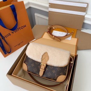 「#438」LOUIS VUITTON DIANE baguette M46317 size:9*15*24cm